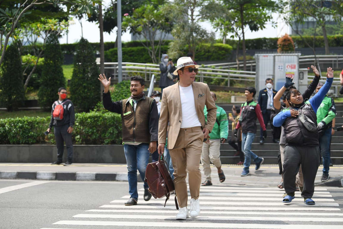 Tak Mau Kalah dari ABG Citayam, Ridwan Kamil Juga Beraksi Jadi Model di SCBD